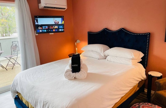This apartment is a 0 bedroom(s), 1 bathrooms, located in Albuquerque, NM.