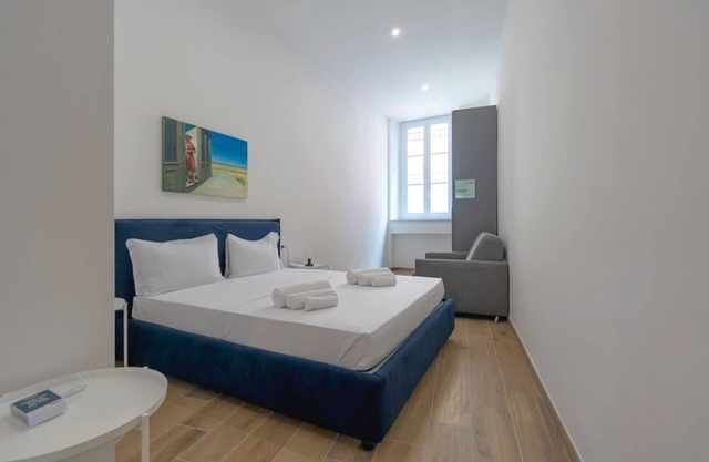Estudio con cama doble, sillón cama y cocina americana equipada.