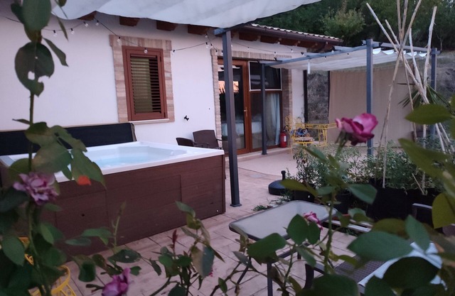 Studio apartment with hot tub and patio in peaceful countryside!