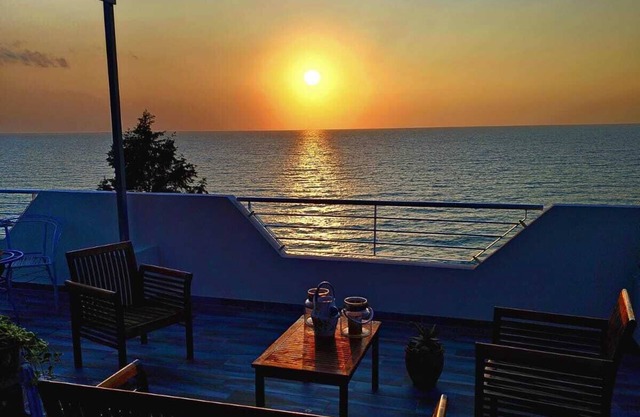 Studio with balcony overlooking the sea