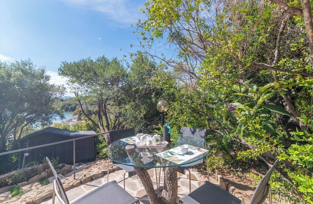 Apartamento 'Monolocale Cala Capra' cerca de la playa, con piscina compartida y Wi-Fi
