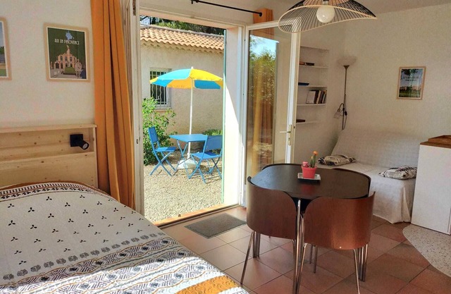 Studio au Calme au Milieu des Pins Avec les Oiseaux et les Écureuils