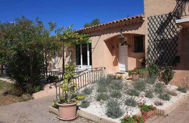 Studio au Pied du Luberon Avec Piscine