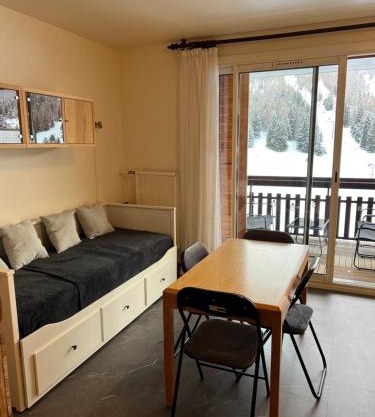 Studio aux pieds des pistes et des commerces