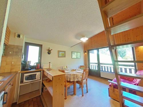 Studio avec cabine et mezzanine, parking et proche des pistes - FR-1-241-170