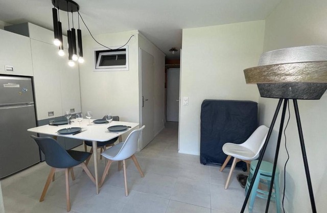 Studio Cabine à 400m de la Plage, Rénové, Clim, Parking, 4 Couchages, TV, Lave-linge, Lave-vaisselle - FR-1-225-679