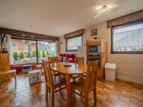 Studio cabine avec terrasse, parking, 4 pers, centre village, proche pistes et commerces - FR-1-437-92