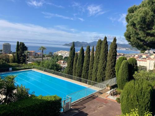 Studio calme et élégant avec vue mer