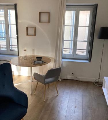 Studio centre proche marché et RER avec wifi