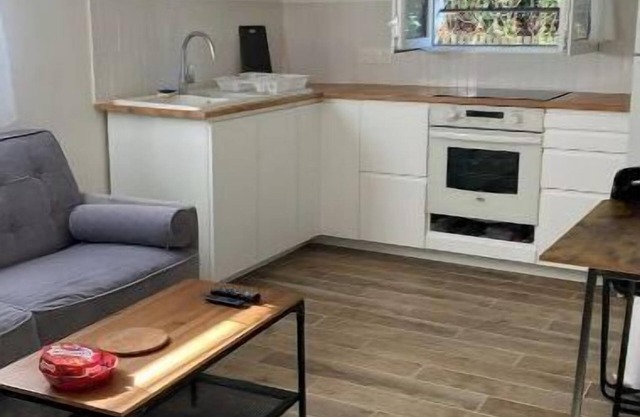 Studio close to Paris transport links