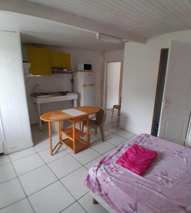Studio confortable à Les Abymes, 12m², balcon agréable