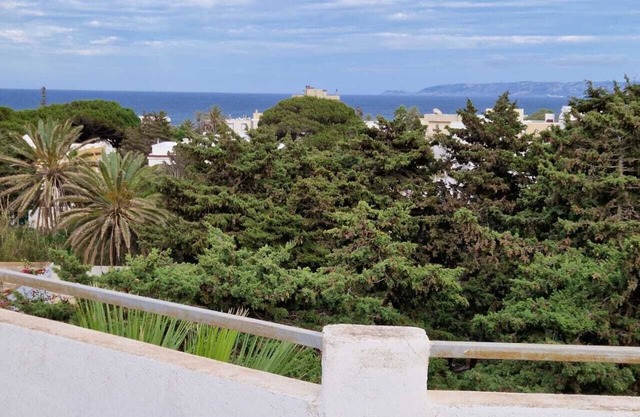 Studio cosy avec terrasse , vue montagne et mer.