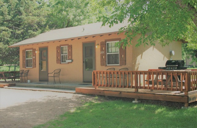 Studio Cottage Thirty Minutes to Mt Rushmore - In Rapid City On Canyon Lake Thirty Minutes from Mt Rushmore