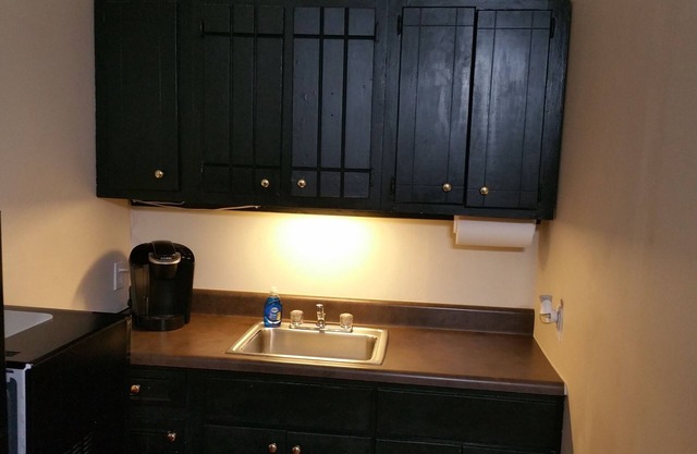 Estudio de una habitación de eficiencia cerca de las principales atracciones