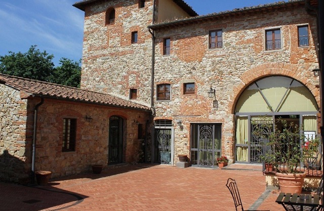 Estudio "Fattoria CasalBosco", un antiguo pueblo medieval rodeado de vegetación