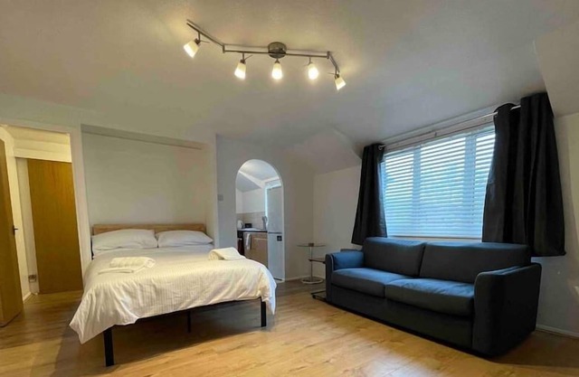 Studio Flat - Free Parking, 5 Mins Walk To Station