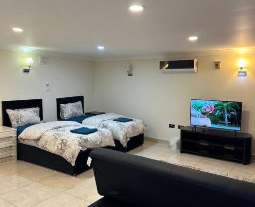 Studio flat Gants Hill with Free Parking