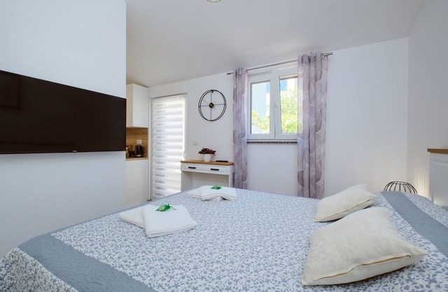 Apartamento-estudio en la playa Martinscica, Cres (AS-22582-a)