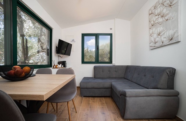 Apartamento-estudio en la playa Bahía Modrave, Sibenik (AS-20191-a)