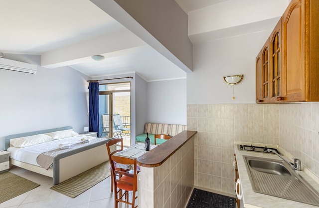 Apartamento-estudio con balcón y vista al mar Brsec, Opatija (AS-7796-a)