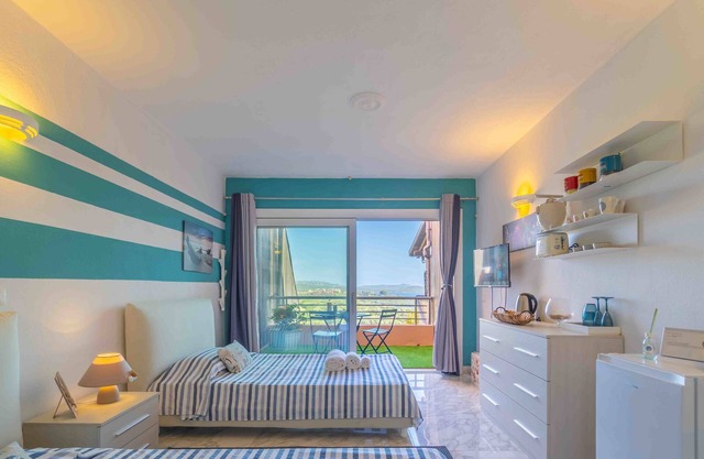 Estudio con vistas al mar y ducha de hidromasaje.