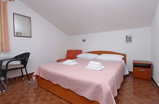 Apartamento-estudio con terraza y vista al mar Kornic, Krk (AS-415-a)