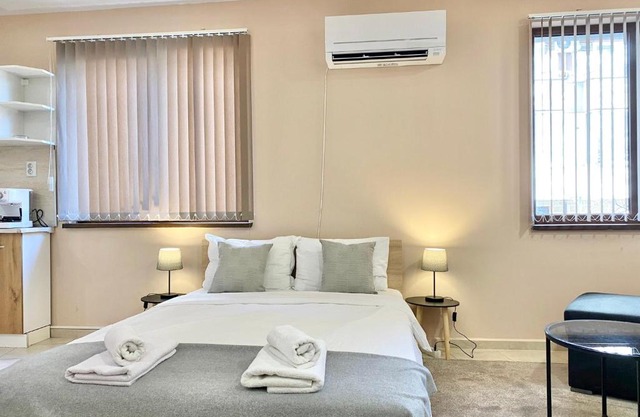 Studio for 4 Guests Next to Mall & Free Street Parking