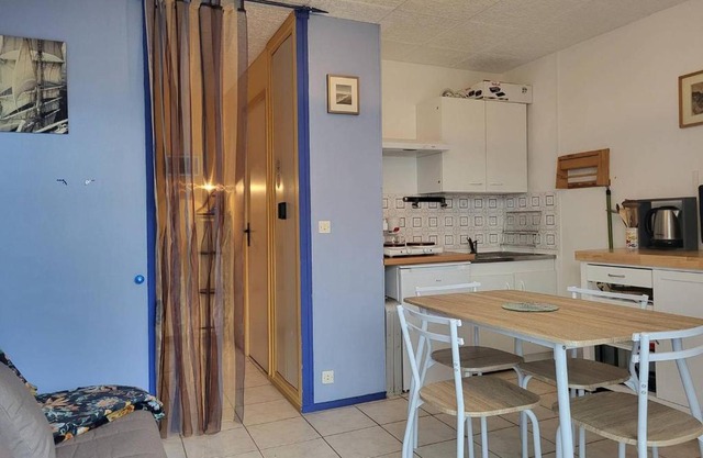 Studio avec Terrasse, Parking Privé et Accès Direct à la Plage - FR-1-465-86