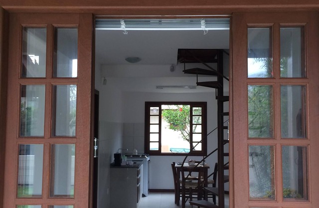 Estudio en la laguna con vista al bosque