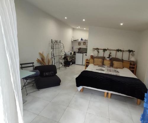 Studio indépendant dans villa, parking gratuit.