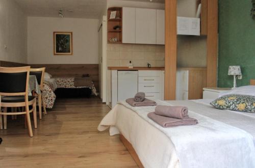 Studio Laura-spacious studio on the main beach