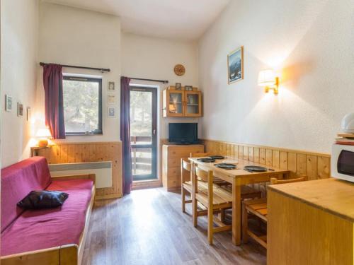 Studio mezzanine 35m², 6 pers, proche pistes et commerces, balcon, ascenseur, casier à skis - FR-1-275-143