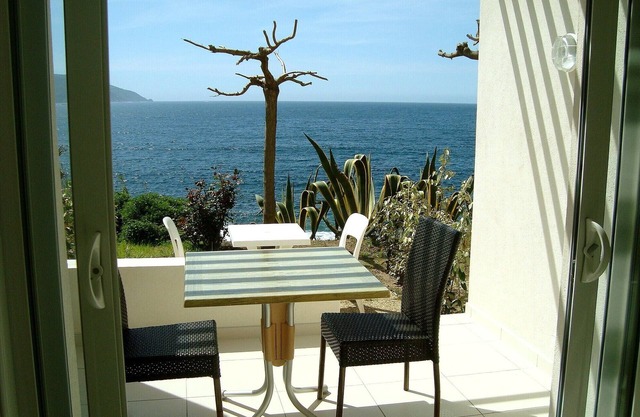 Studio N°5 in Tiuccia, waterfront, air-conditioned, wifi