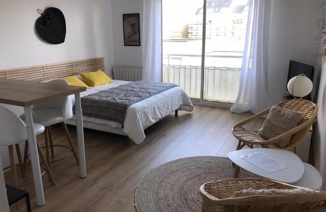 Studio neuf , à 2 pas de la plage et du port