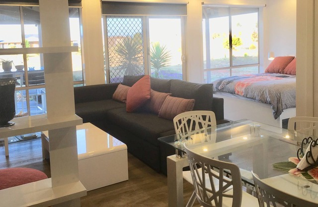 Estudio nuevo y moderno con cocina