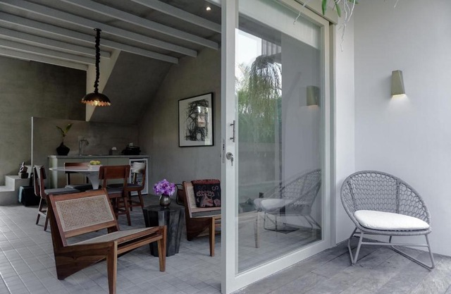 Studio O - 2 Floor Studio, Central Seminyak Walk to Beach
