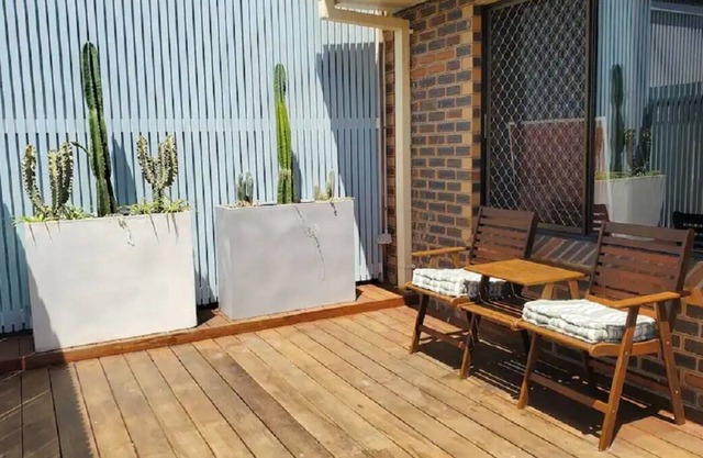 Studio On Howard - a perfect little space with a deck, walking distance to river