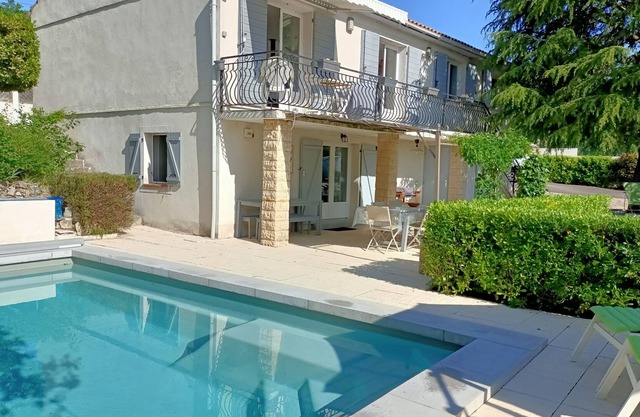 Estudio en la planta baja de una villa con piscina clasificada 3 *