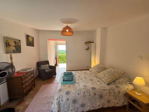 Studio Ouest - Chambre avec vue vignoble - Domaine viticole Château Barbebelle Rognes - Proche d'Aix-en-Provence