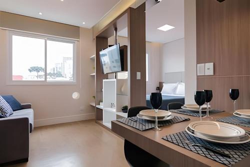 Studio prox shopping Curitiba Wifi, TV a Cabo e ar by UROOMS