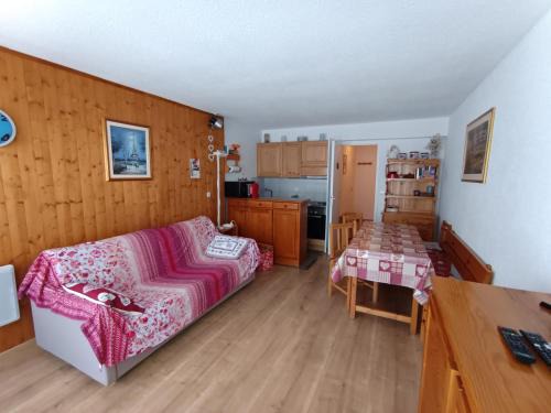 Studio rénové 2* avec coin montagne, 4-5 pers, proche pistes et commerces, village Montgenèvre - FR-1-445-32