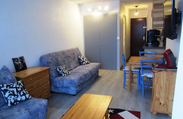 Studio rénové au pied des pistes avec balcon – 4 pers, cuisine équipée, parking gratuit - FR-1-689-87