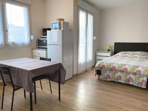 Studio rénové avec balcon, proche commerces, wifi et cellier privatif - Balaruc-les-Bains. - FR-1-553-13