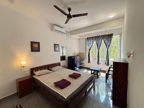 Studio Silent Grove R-6 by Mukund Sadan Arambol