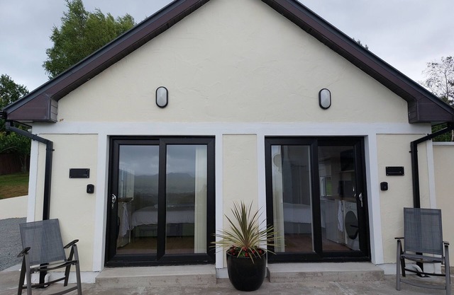 Studio | Sleeps 3 | Mountain Views - 5 Mins from Kenmare town.