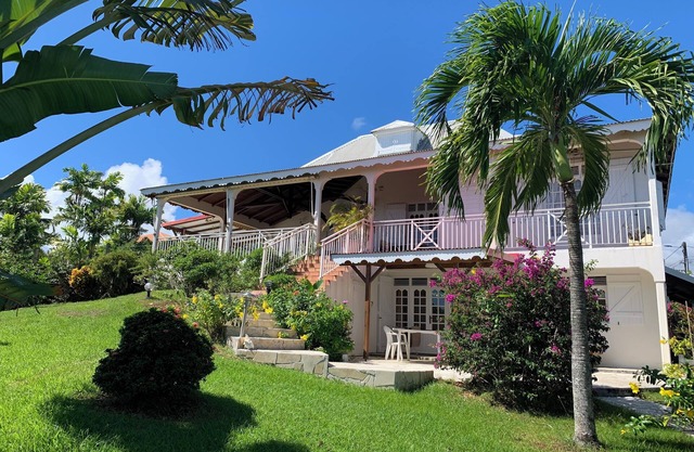 Estudio sureste, gran terraza frente al mar en jardín tropical.