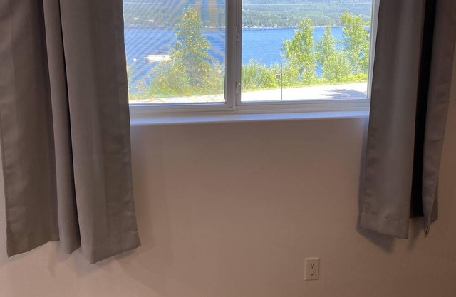 Studio Suite for 2 Shuswap Views King Bd Semi-Lakefront Beach Laundry