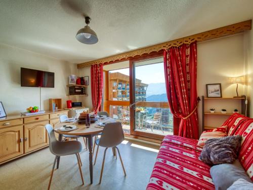 Studio Vostok Zodiaque-79 by Interhome