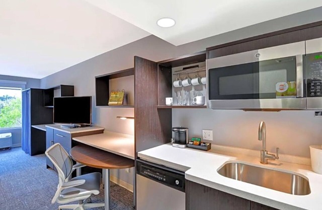 Studio w/ Pool, Gym & Kitchen Close to Local Hot Spots - 2 Units