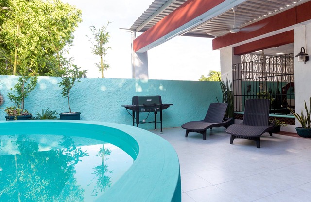 Estudio con piscina profunda compartida, Netflix, etc. .9 mi. desde la plaza central.